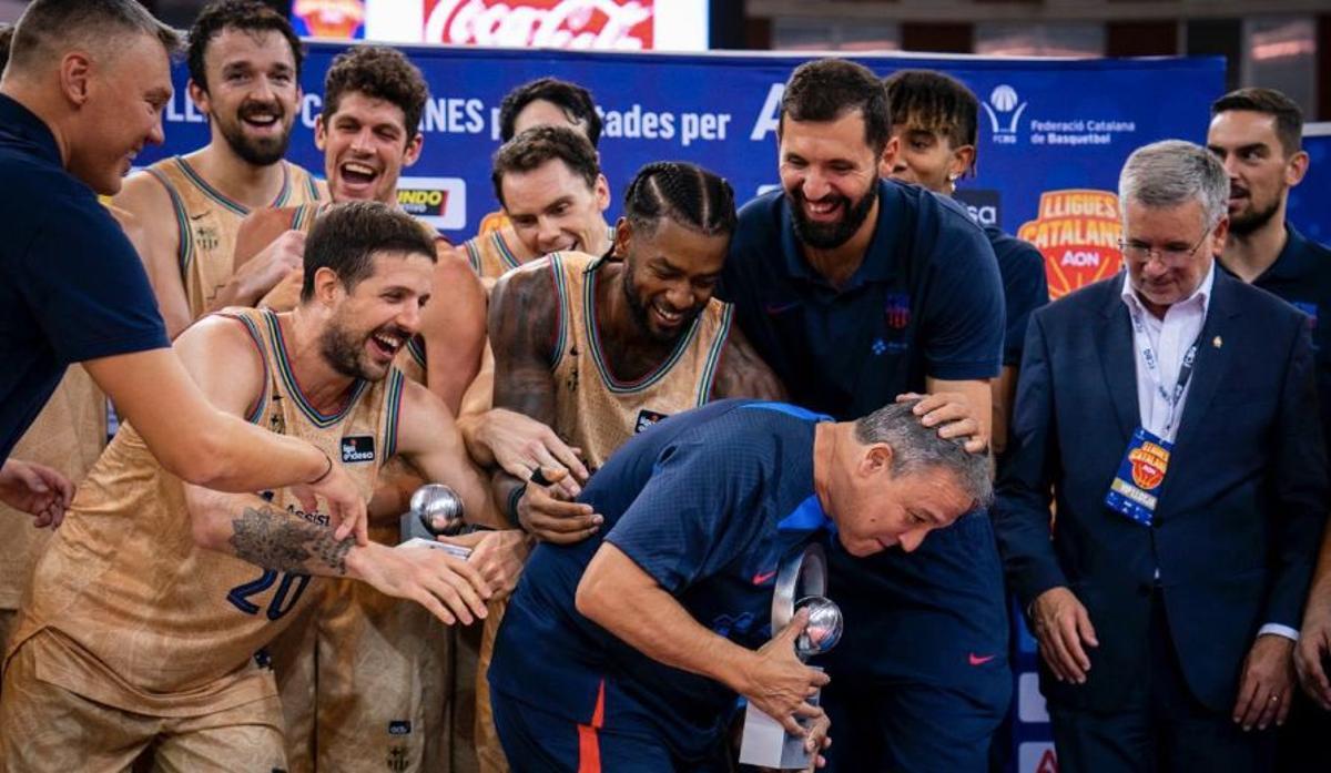 Mirotic bromea con Edu Torrent, uno de los masajistas históricos del club, que deja el equipo de baloncesto, tras la conquista de la Lliga Catalana en Tarragona