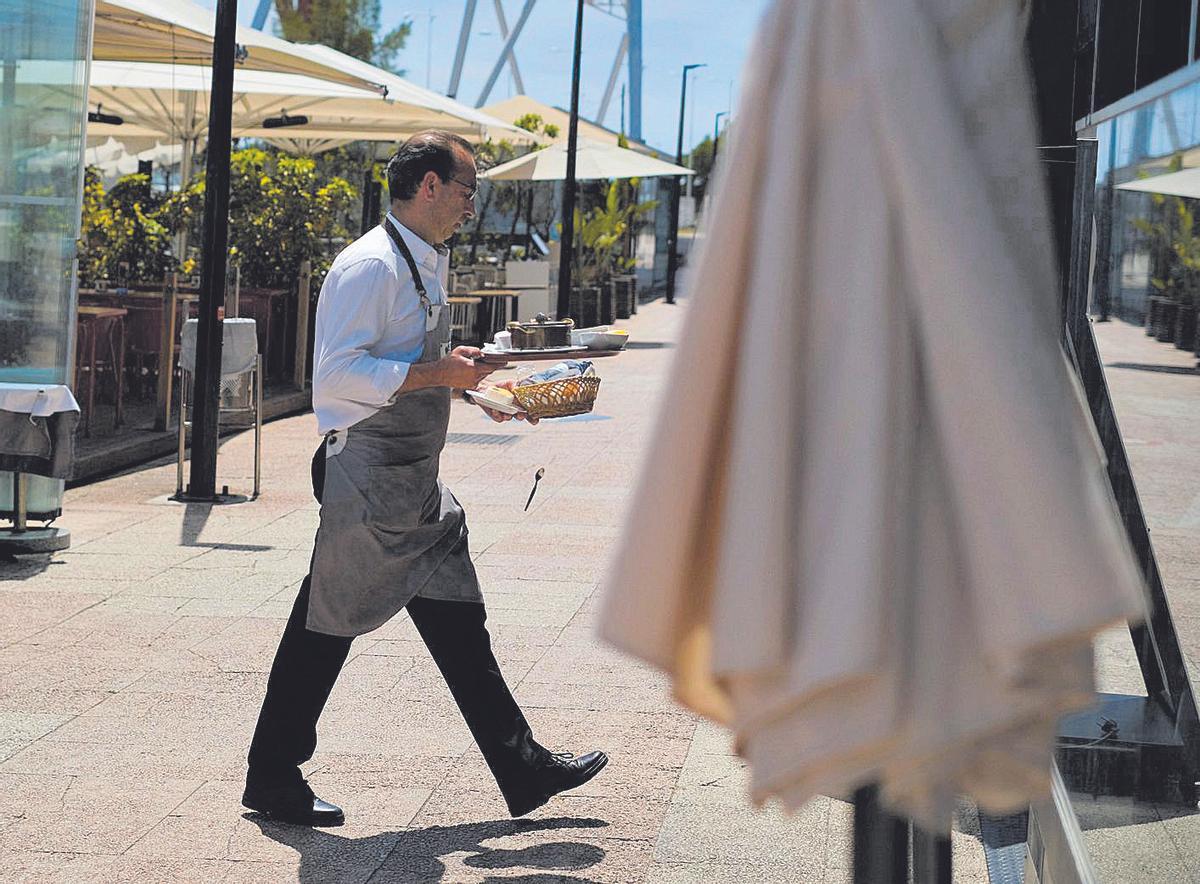 Un camarero trabajando en una terraza en Lisboa. Un camarero trabajando en una terraza en Lisboa.
