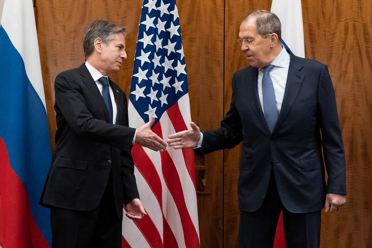 El secretario de Estado de EEUU, Antony Blinken, y el ministro de Exteriores ruso, Sergei Lavrov, antes de su reunión este viernes en Ginebra.