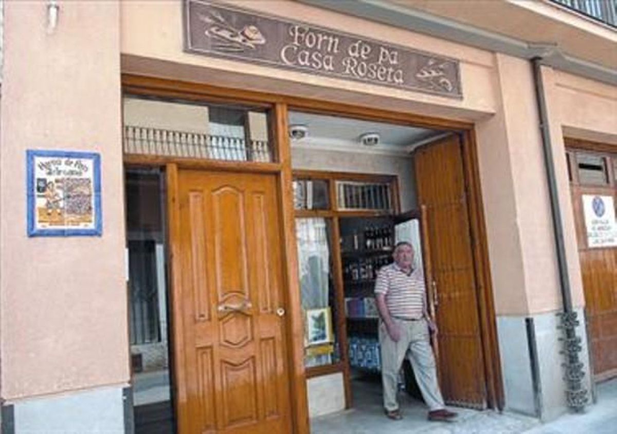 Letreros bilingües 8 La popular panadería de Alcampell tiene su rótulo principal en catalán. Letreros bilingües 8 La popular panadería de Alcampell tiene su rótulo principal en catalán.