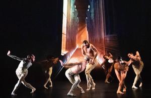 Un momento de ’Aisha and Abhaya’, creación de Sharon Eyal para el Rambert Ballet que funde danza, cine y animación.