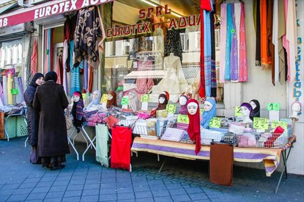 Tienda de pañuelos musulmanes en la Rue de Brabant, en Bruselas. Tienda de pañuelos musulmanes en la Rue de Brabant, en Bruselas.