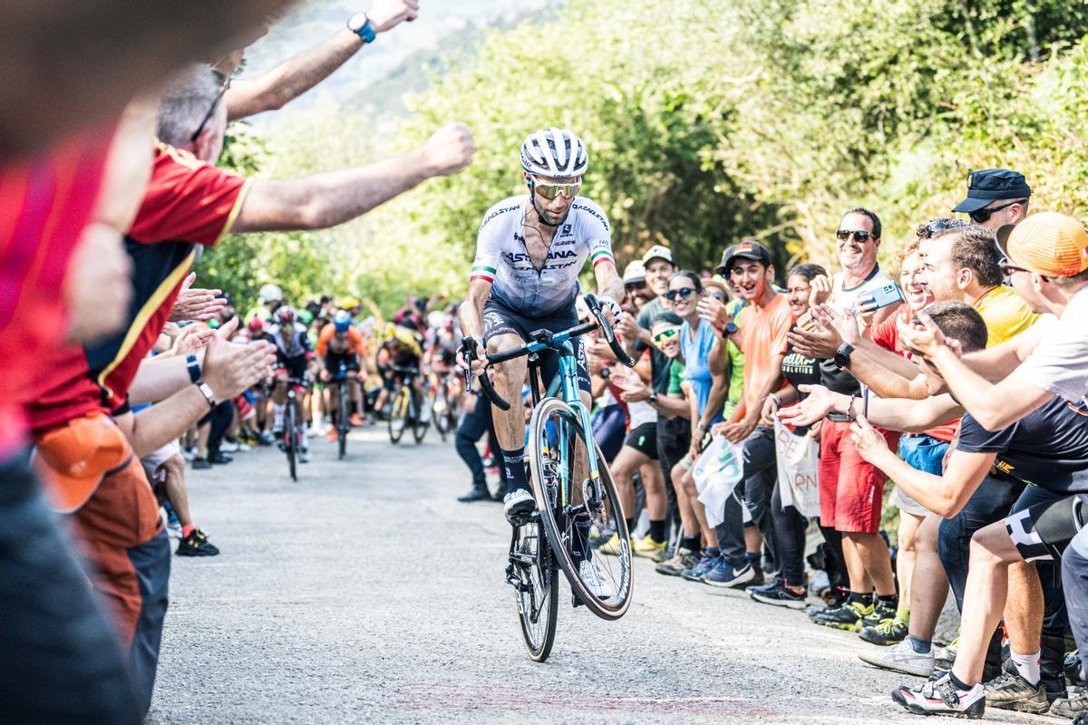 Vincenzo Nibali hace un ’caballito’ rodeado de espectadores en la cima de Les Praeres. Vincenzo Nibali hace un ’caballito’ rodeado de espectadores en la cima de Les Praeres.
