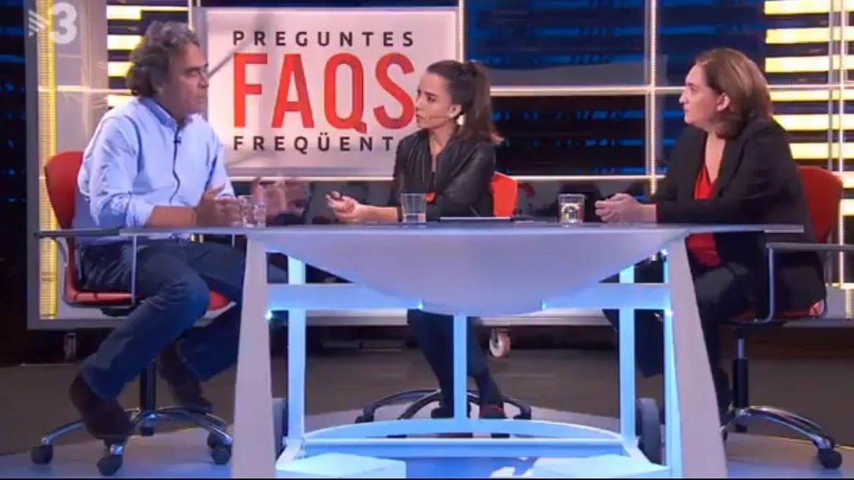 El alcalde de Medellín, Laura Rosel y Ada Colau, en el programa de TV-3 ’Preguntes freqüents’. El alcalde de Medellín, Laura Rosel y Ada Colau, en el programa de TV-3 ’Preguntes freqüents’.