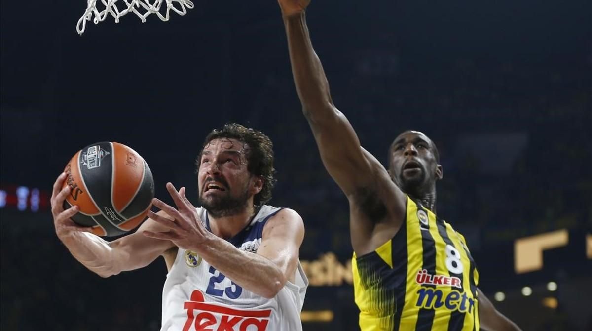 Sergi Llull, del Real Madrid, entra a canasta antte Ekpe Udoh, del Fenerbahçe. Sergi Llull, del Real Madrid, entra a canasta antte Ekpe Udoh, del Fenerbahçe.