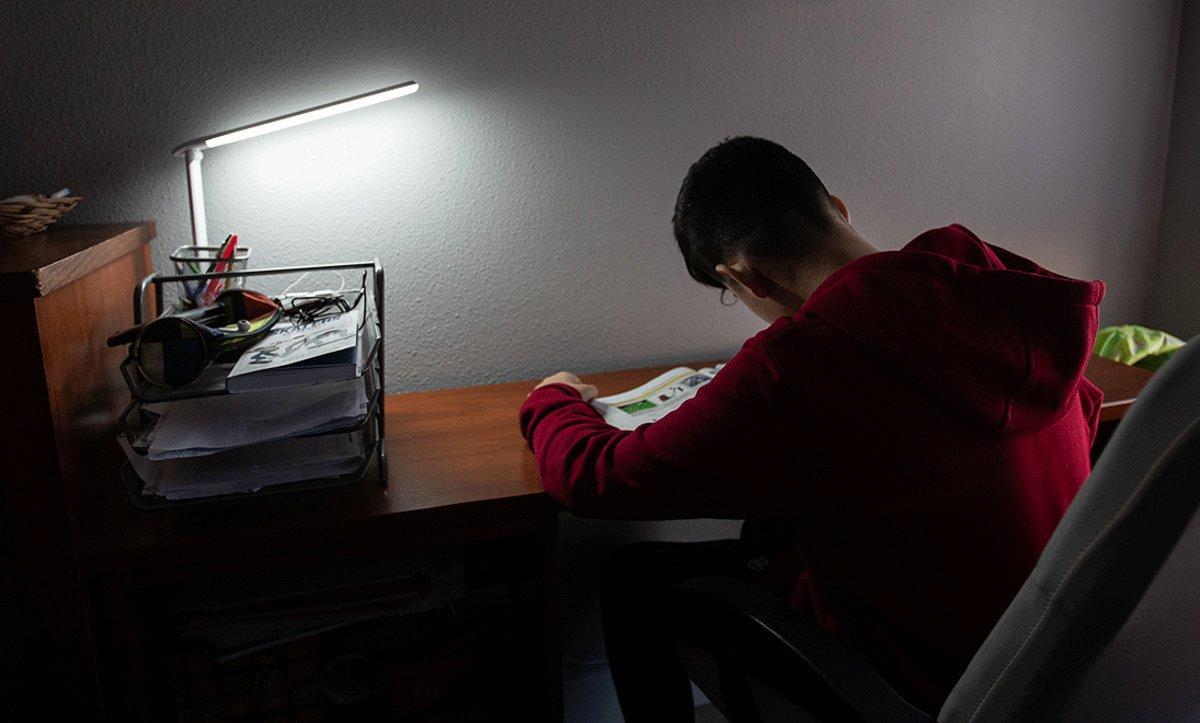 Un niño estudia en su hogar durante el confinamiento, el pasado 16 de abril. Un niño estudia en su hogar durante el confinamiento, el pasado 16 de abril.
