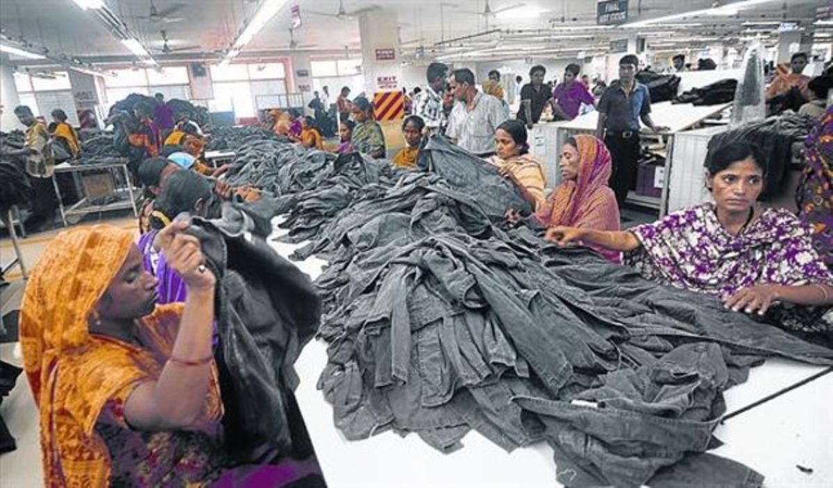 Producción masiva 8Una fábrica textil en plena actividad en Ashulia, en Bangladés, cerca de donde murieron 1.130 trabajadores hace un año.