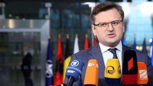 Kuleba, ministro de exteriores de Ucrania, pide a los aliados de la OTAN armas, armas y armas.