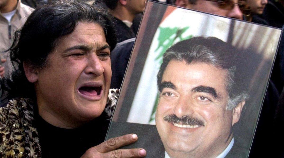 Una mujer llora por el asesinato de Rafik al-Hariri, en febrero del 2005 en Beirut. Una mujer llora por el asesinato de Rafik al-Hariri, en febrero del 2005 en Beirut.