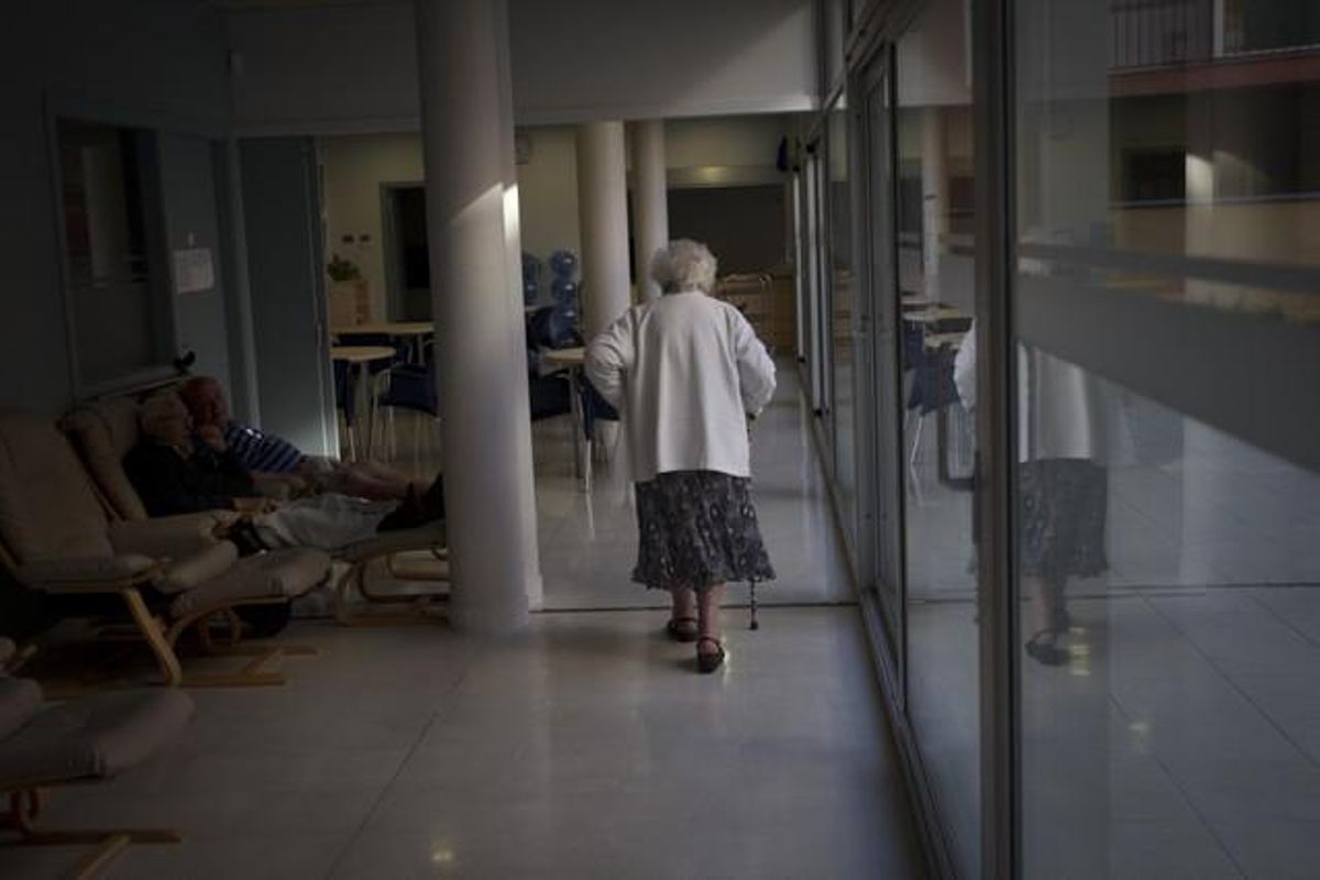 Una anciana camina en soledad por los pasillos de una residencia. Una anciana camina en soledad por los pasillos de una residencia.