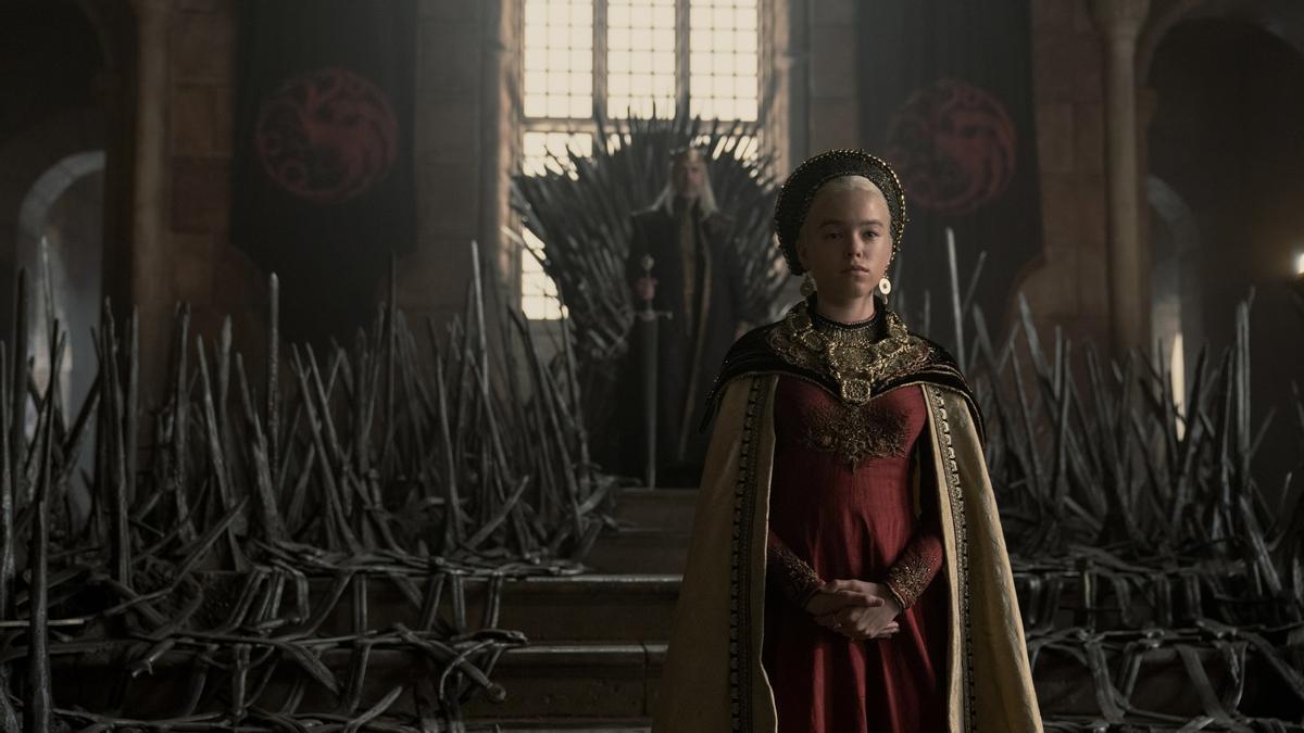 Milly Alcock (Rhaenys Targaryen de adolescente) y, al fondo, Paddy Considine (el rey Vyseris) en una imagen de ’La Casa del Dragón’.