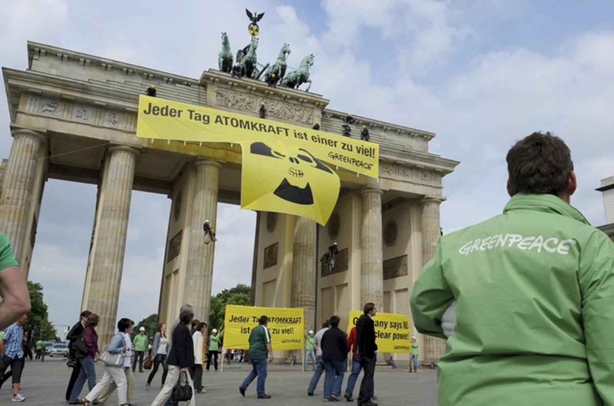Activistas de Greenpeace durante una protesta contra la energía nuclear, el sábado, en la Puerta de Brandemburgo, en Berlín.