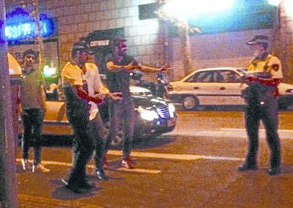 Piqué discute con dos agentes de la Guardia Urbana de Barcelona, el pasado 13 de octubre.