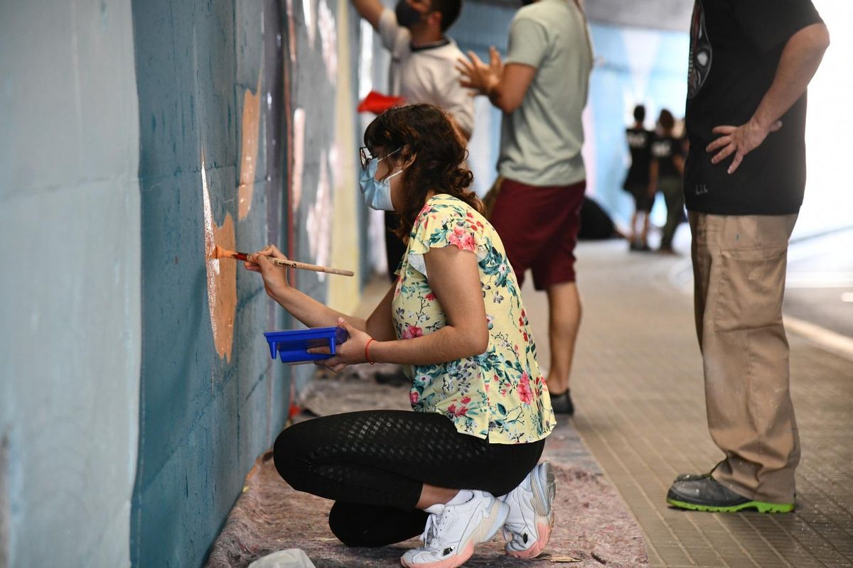Jóvenes pintan un mural artístico en el túnel de la calle Ignasi Iglesias Jóvenes pintan un mural artístico en el túnel de la calle Ignasi Iglesias
