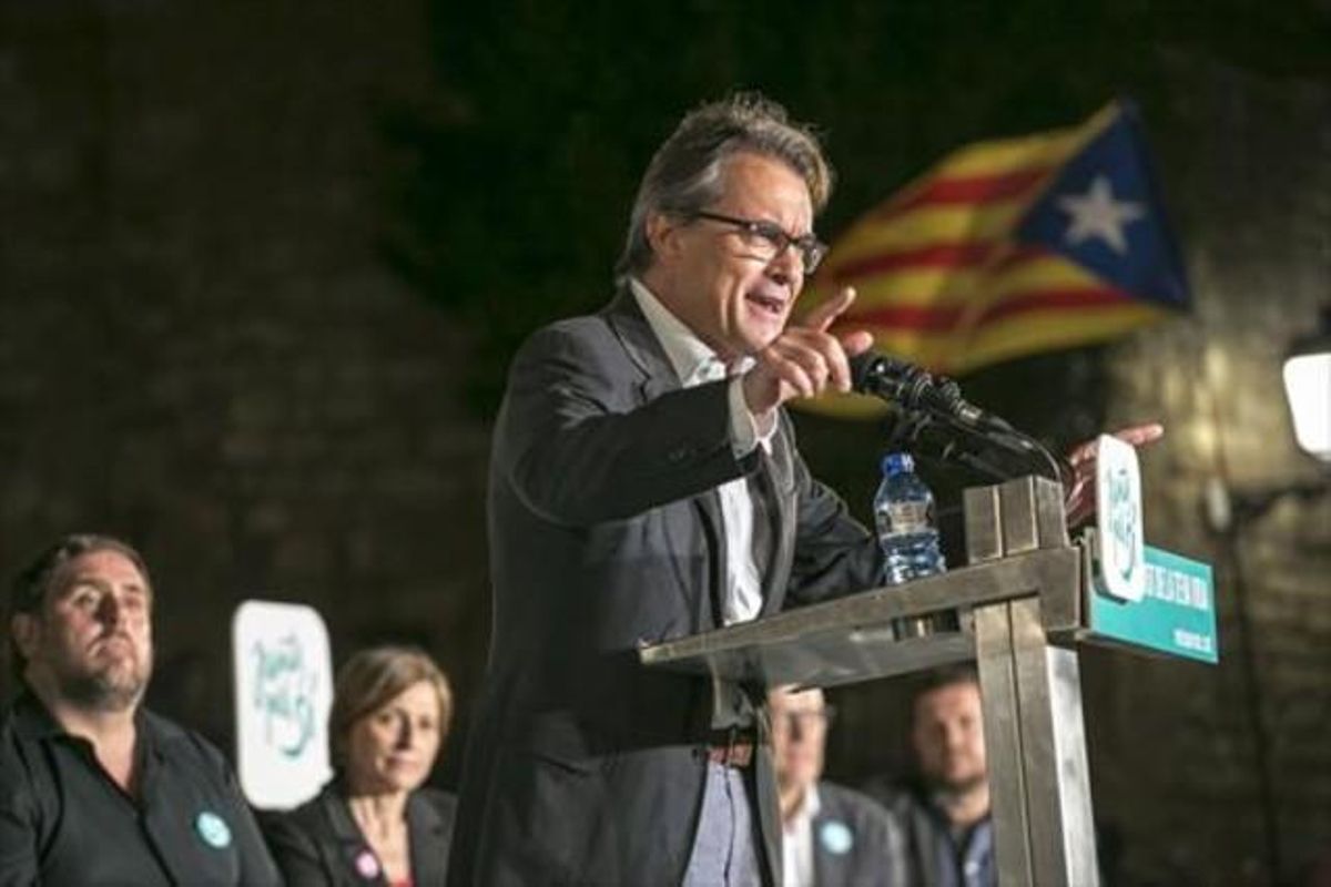 Mas pronuncia su discurso en el mitin de Junts pel Sí, en presencia de Junqueras y Forcadell, ayer en Sabadell. Mas pronuncia su discurso en el mitin de Junts pel Sí, en presencia de Junqueras y Forcadell, ayer en Sabadell.