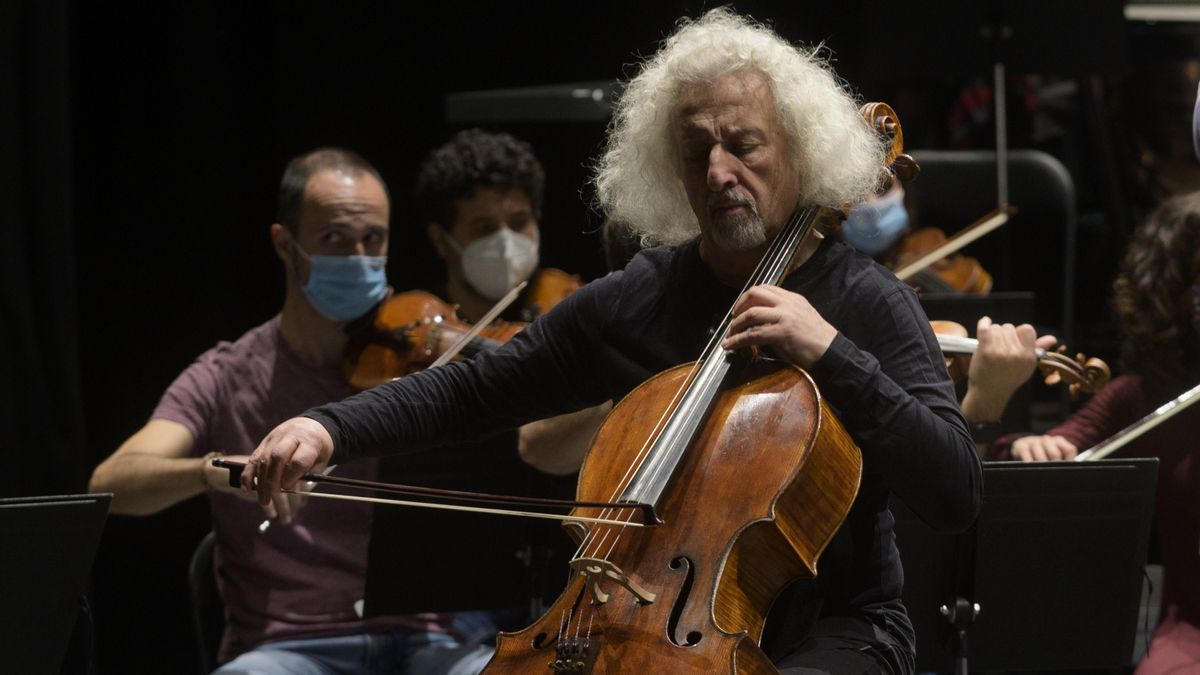 Mischa Maisky durante un ensayo con la Orquesta Camera Musicae este viernes en Tarragona. Mischa Maisky durante un ensayo con la Orquesta Camera Musicae este viernes en Tarragona.