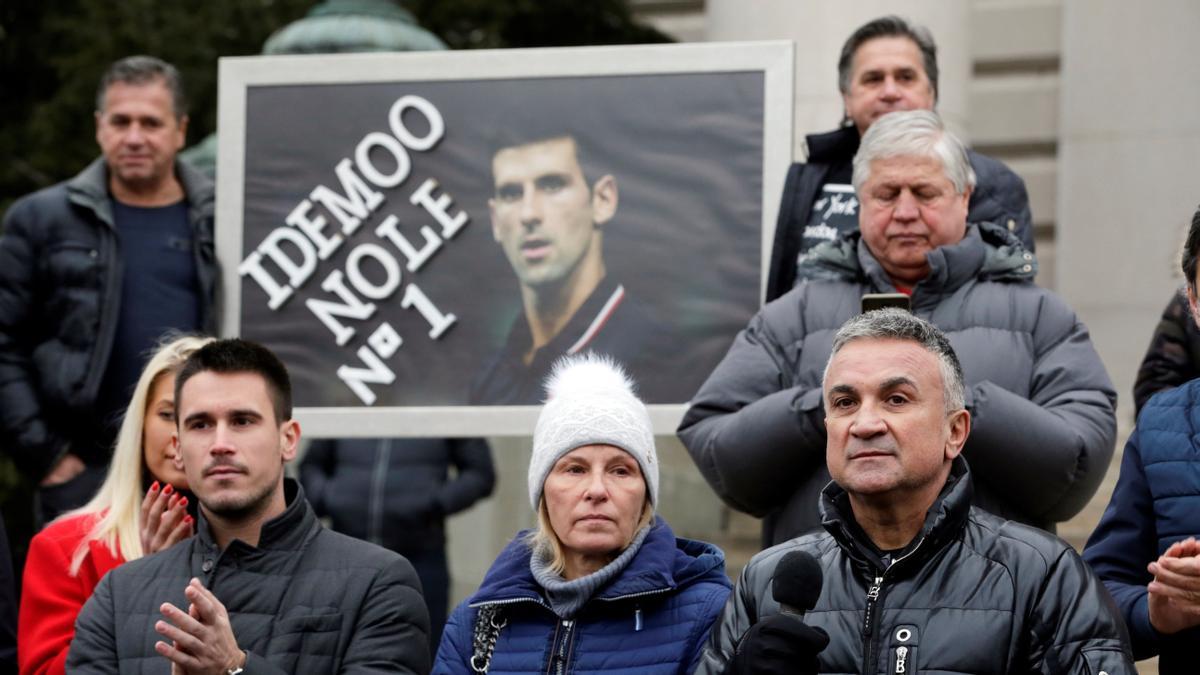 El padre de Djokovic se dirige a los manifestantes en Belgrado. El padre de Djokovic se dirige a los manifestantes en Belgrado.