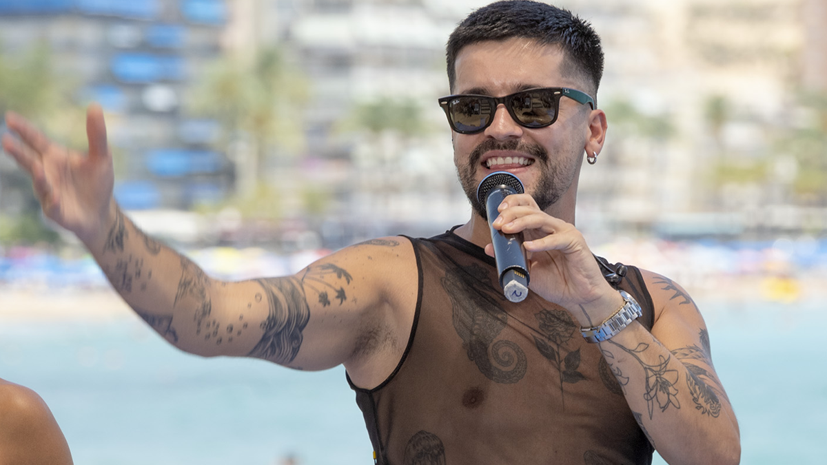 WRS sube la temperatura con su desnudo en una playa de Ibiza