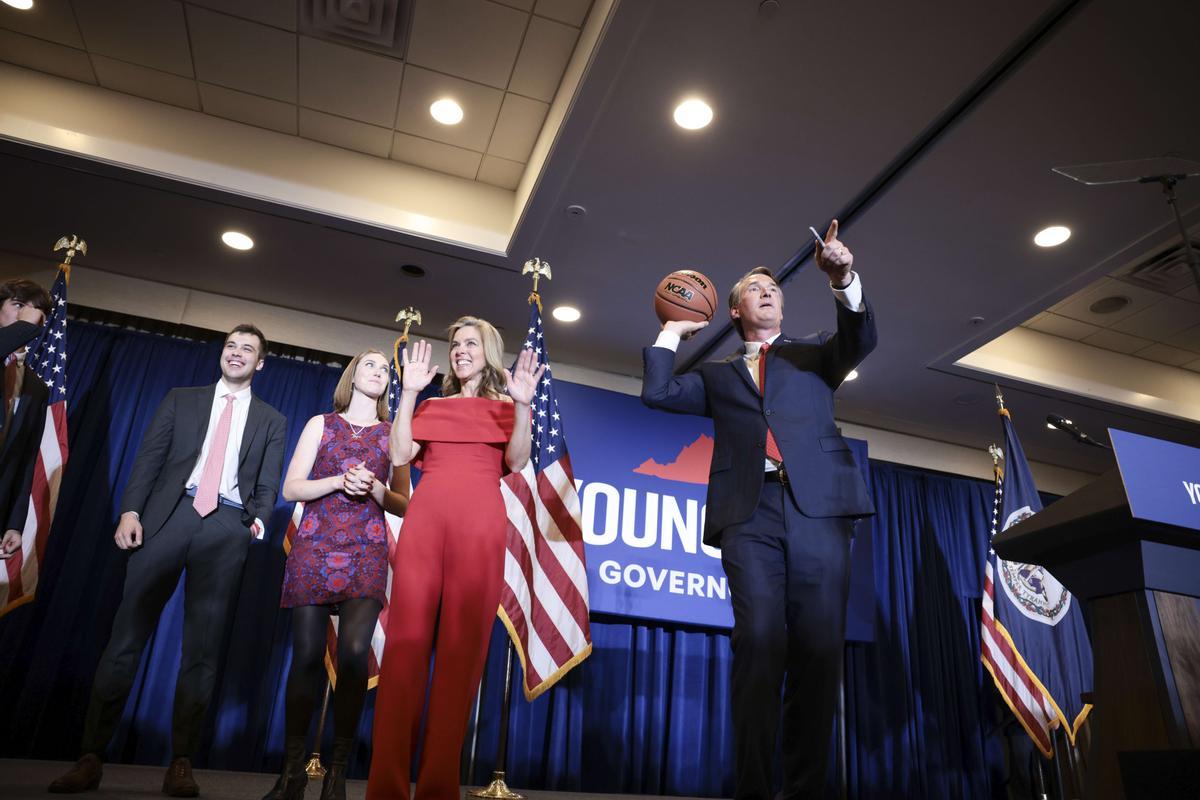 El republicano Glenn Youngkin celebra junto a su familia y simpatizantes su victoria en las elecciones a gobernador del estado de Virginia.