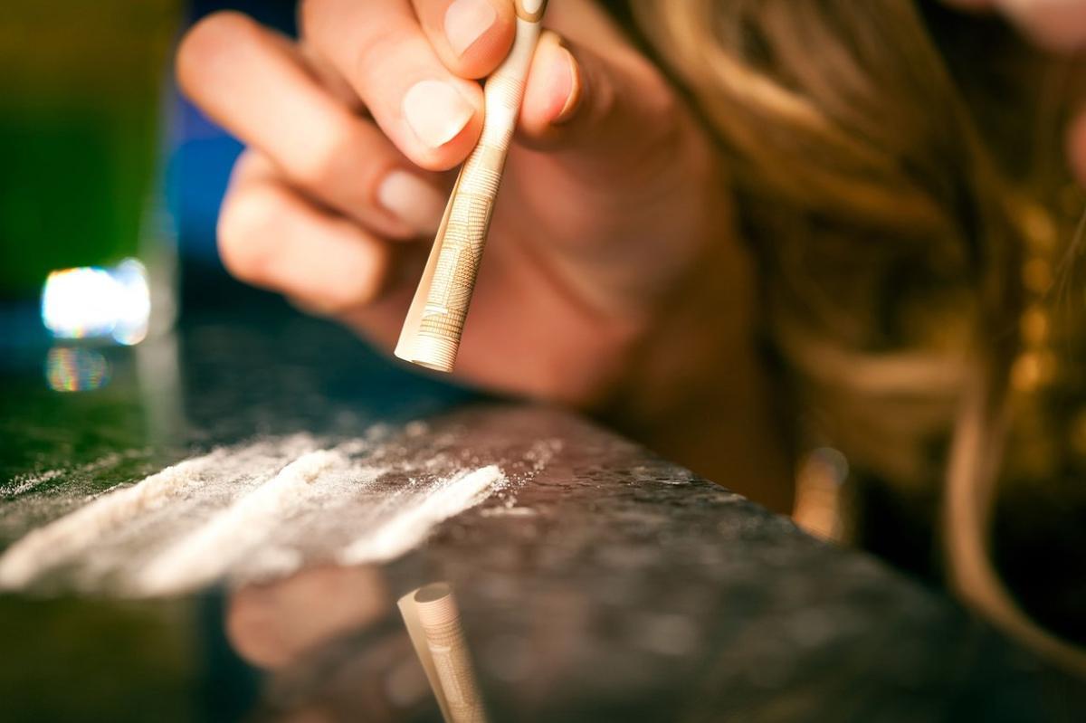 Esnifando cocaína. Esnifando cocaína.