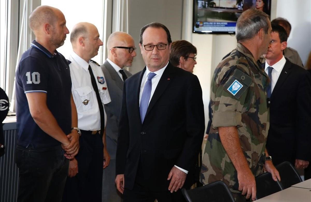 El presidente francés, François Hollande, asiste a una reunión con las fuerzas de seguridad poco después de su llegada a Niza, esta mañana.