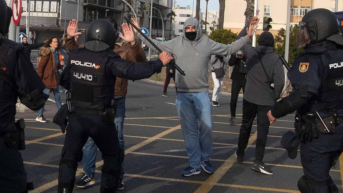 Enfrentamientos entre policía y trabajadores en la protesta del sector del metal en Cádiz.