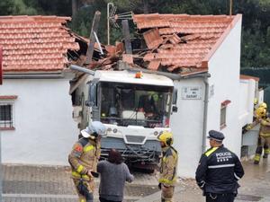 Un vehículo de limpieza atraviesa una casa en Sant Cugat del Vallès