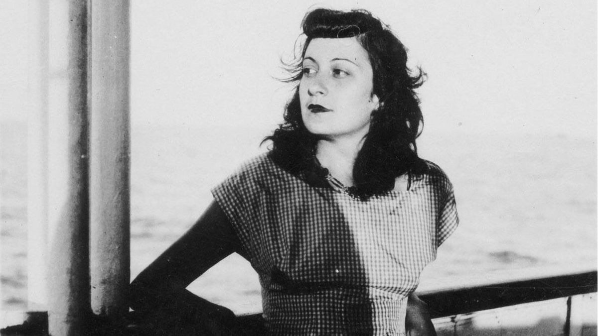 Lina Bo Bardi, en el barco que la llevó a Brasil, en 1948. Lina Bo Bardi, en el barco que la llevó a Brasil, en 1948.