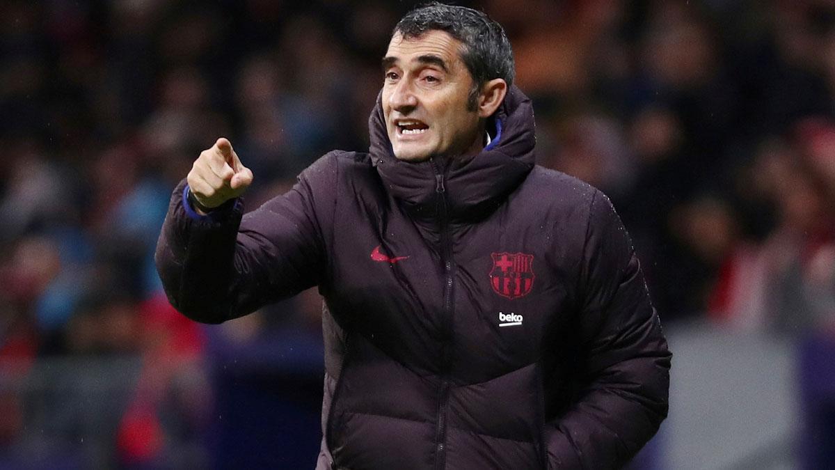 Valverde se despide de los jugadores del Barça en la Ciudad Deportiva.