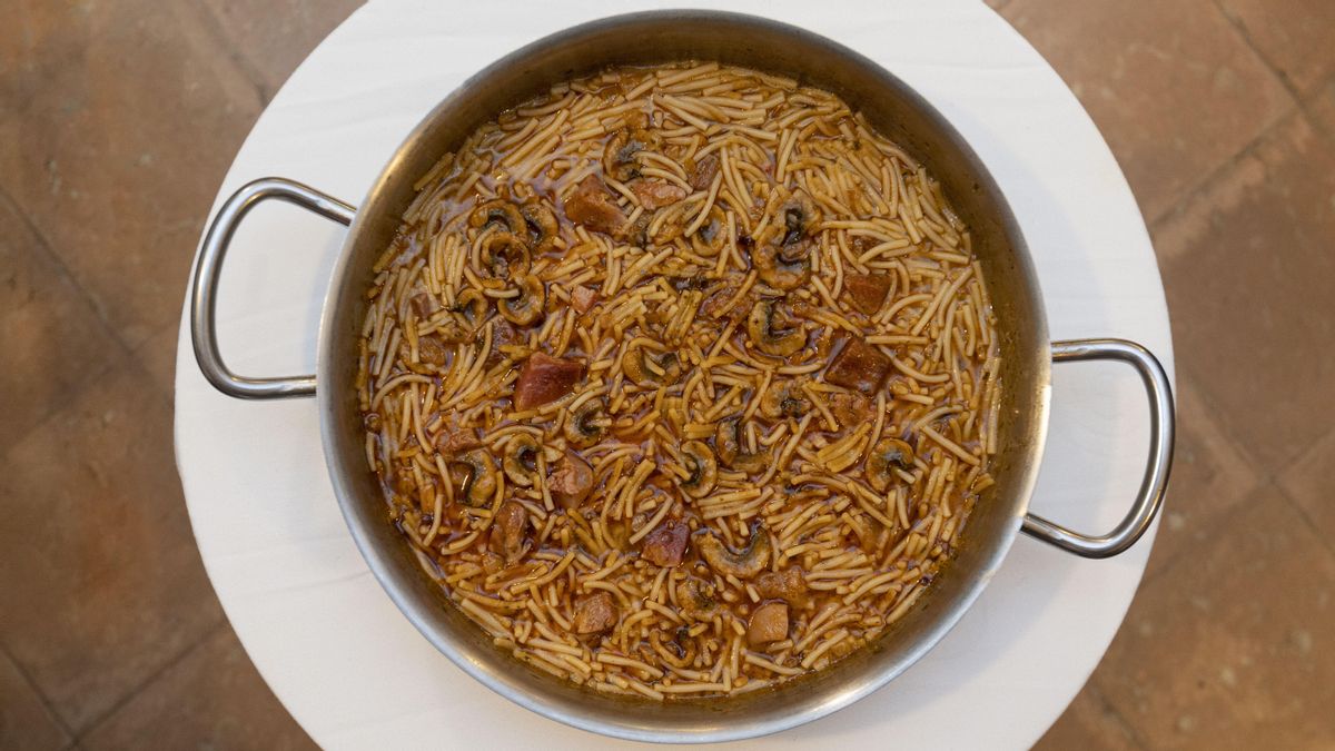 La cazuela de fideos con ’xapadillo’ de anguila y ’capipota’ de Barquet. La cazuela de fideos con ’xapadillo’ de anguila y ’capipota’ de Barquet.