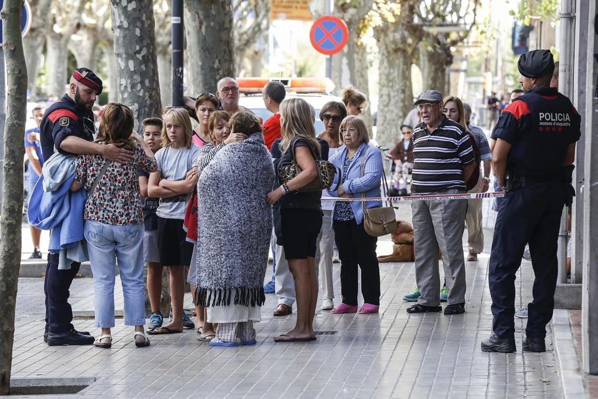 Un mosso d’esquadra acompaña a algunas de las familias afectadas por la explosión de Premià de Mar, este domingo. Un mosso d’esquadra acompaña a algunas de las familias afectadas por la explosión de Premià de Mar, este domingo.