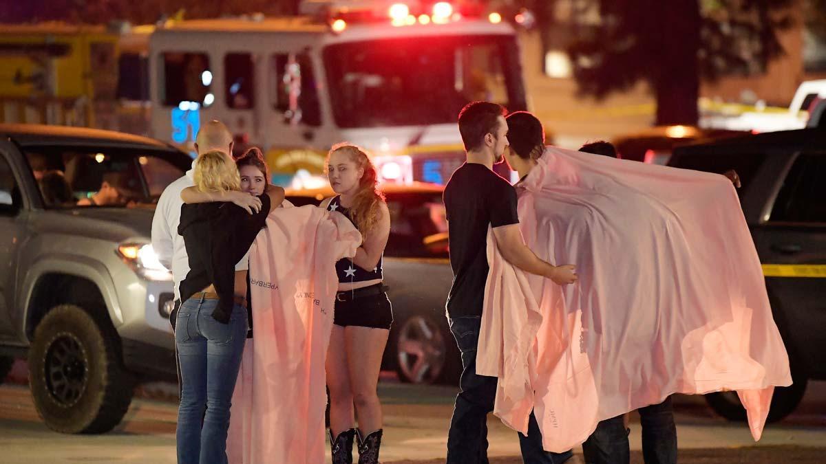 Al menos 12 muertos en un tiroteo durante una fiesta universitaria en California.