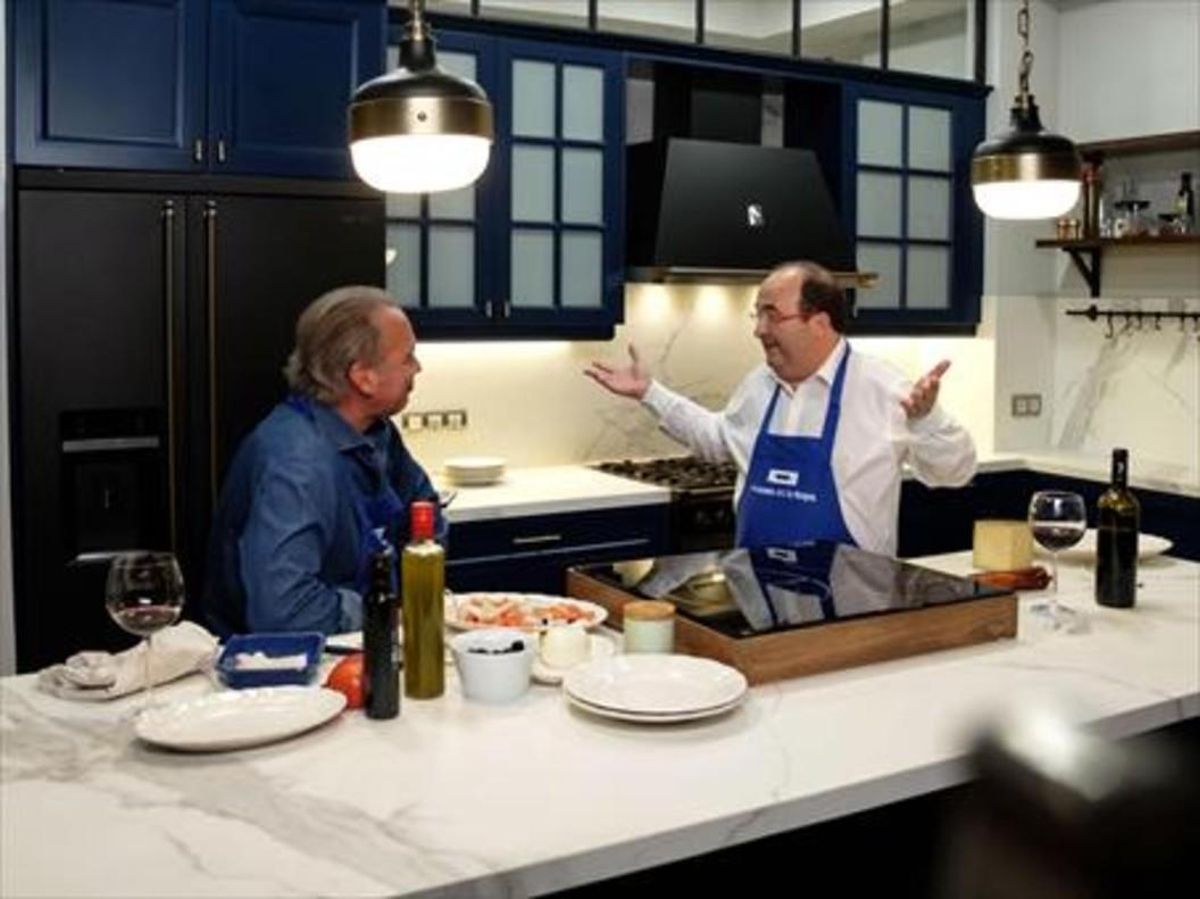 Miquel Iceta cocinando en el programa de Bertín Osborne. Miquel Iceta cocinando en el programa de Bertín Osborne.