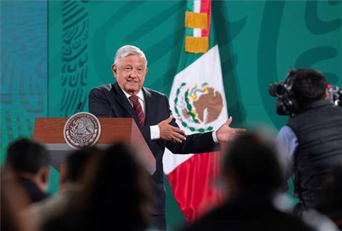 Andrés Manuel López Obrador, señaló este lunes que no se vacunará contra la covid-19 debido a que sus médicos le aseguraron que tiene suficientes anticuerpos. Andrés Manuel López Obrador, señaló este lunes que no se vacunará contra la covid-19 debido a que sus médicos le aseguraron que tiene suficientes anticuerpos.
