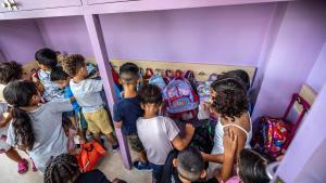 Un grupo de niños y niñas entrando en el colegio el primer día de clase, la semana pasada, en Barcelona. 