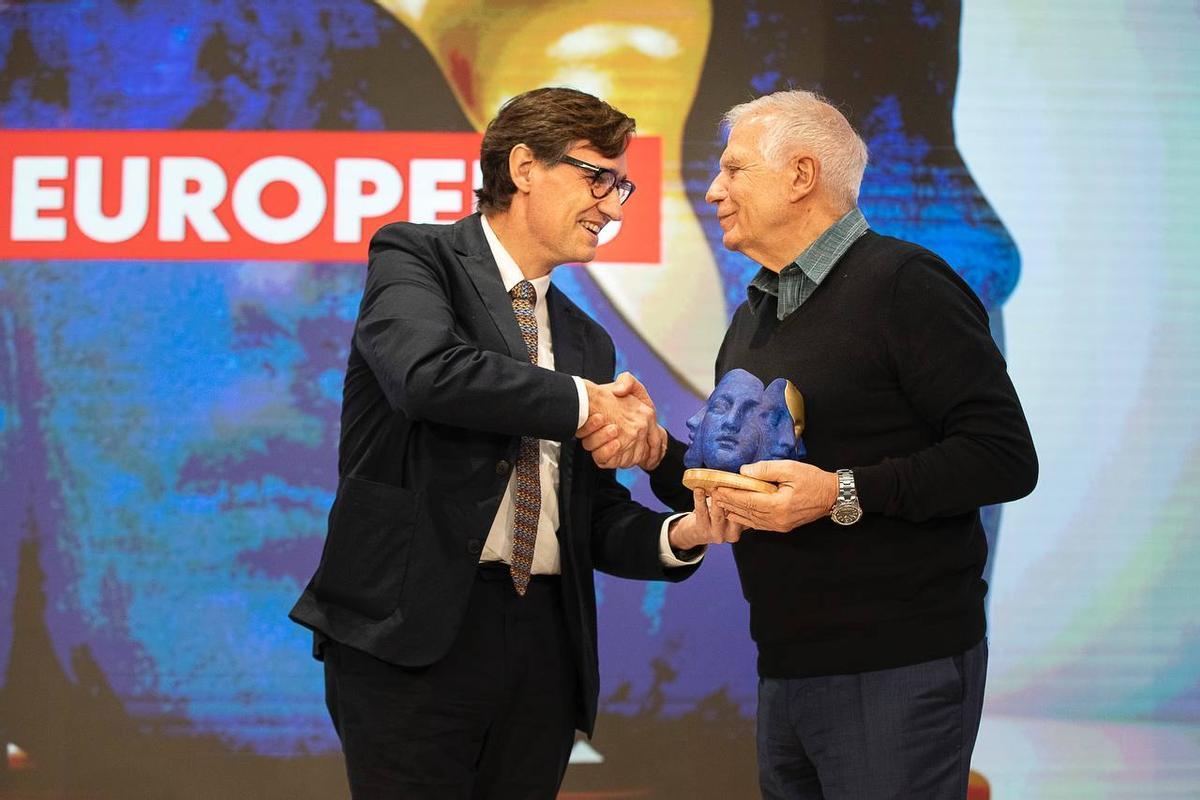 Salvador Illa entregando el premio a los valores europeos a Josep Borrell 