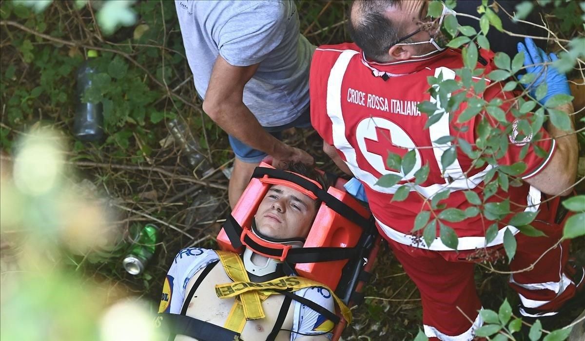 Remco Evenepoel, evacuado tras la caída. Remco Evenepoel, evacuado tras la caída.