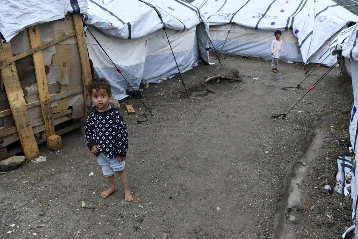 Un niño migrante en el el campo de refugiados Moria, en el sureste de la isla de Lesbos (Grecia) Un niño migrante en el el campo de refugiados Moria, en el sureste de la isla de Lesbos (Grecia)