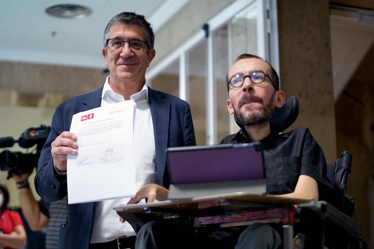  Patxi López PSOE y Pablo Echenique PODEMOS presentaron este mediodía en el registro del Congreso la propuesta de impuestos a banca y energéticas.