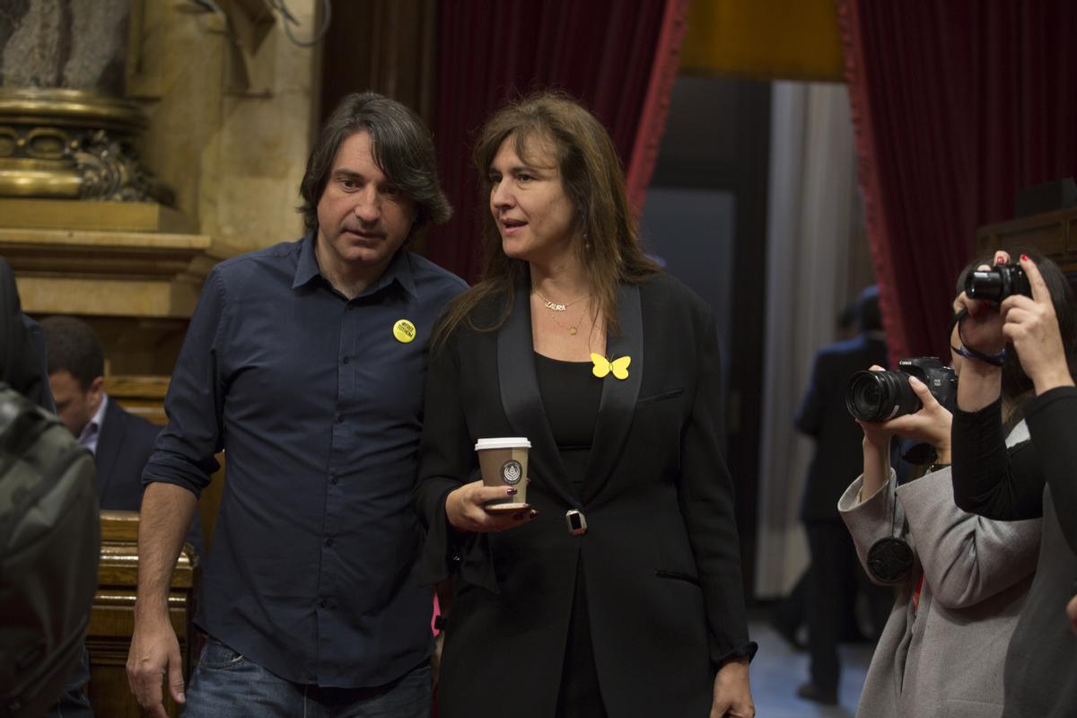 El diputado de Junts, Francesc de Dalmases, y la presidenta suspendida del Parlament, Laura Borràs, entrando en el hemiciclo catalán.