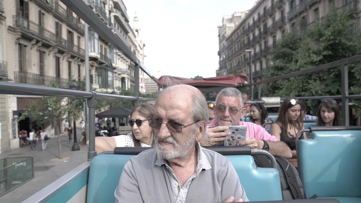 Jordi Papell, víctima extrema e inaudita de la gentrificación turística, a bordo de un Bus Turístic. 