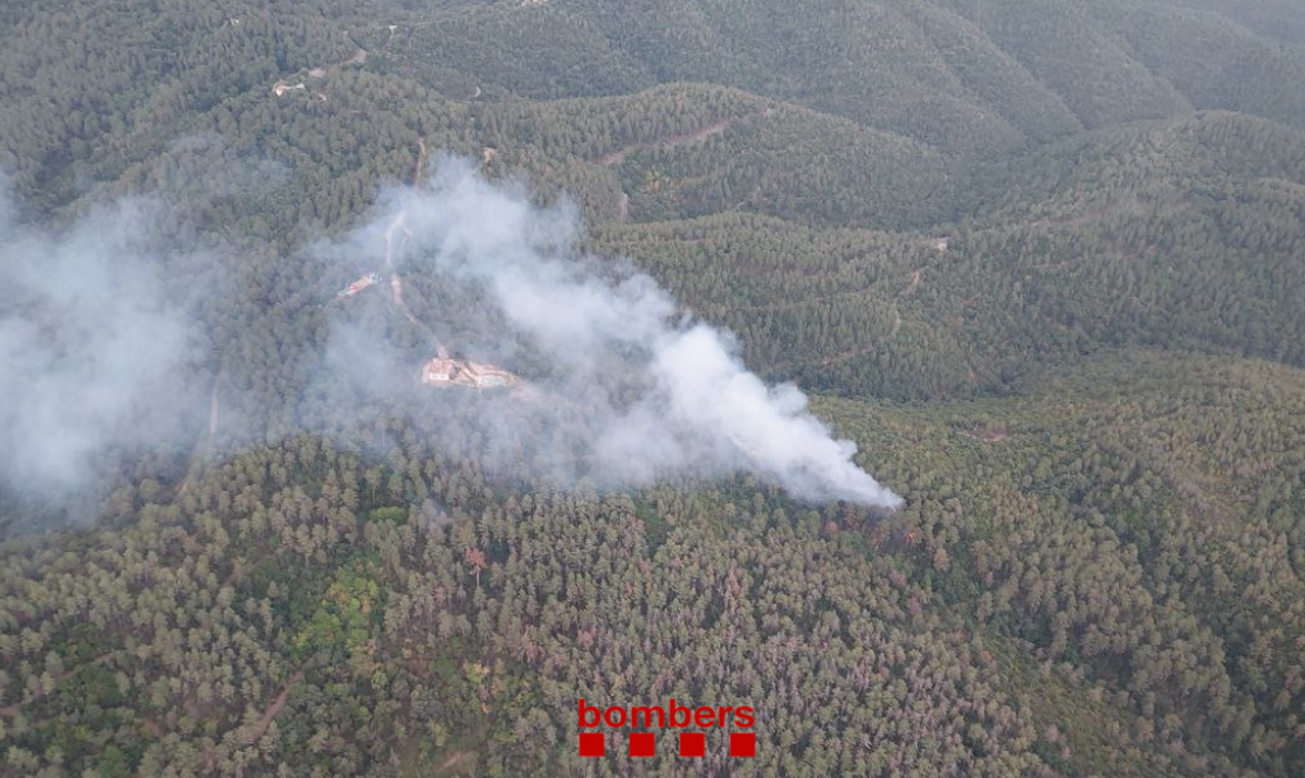 Un incendi forestal a Girona afecta el massís de les Gavarres