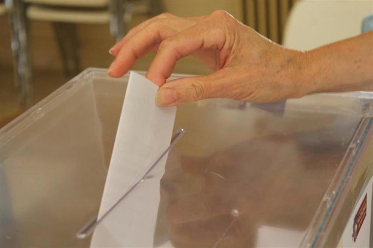 Una ciudadana introduciendo su voto en una urna