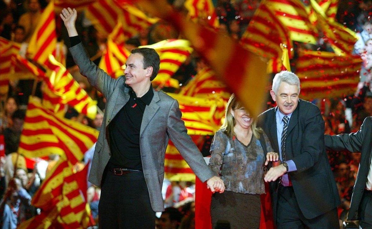 José Luis Rodríguez Zapatero, Manuela de Madre y Pasqual Maragall, el 13 de noviembre del 2003, en el mitin en que el líder del PSOE prometió apoyar el Estatut que saliera del Parlament.