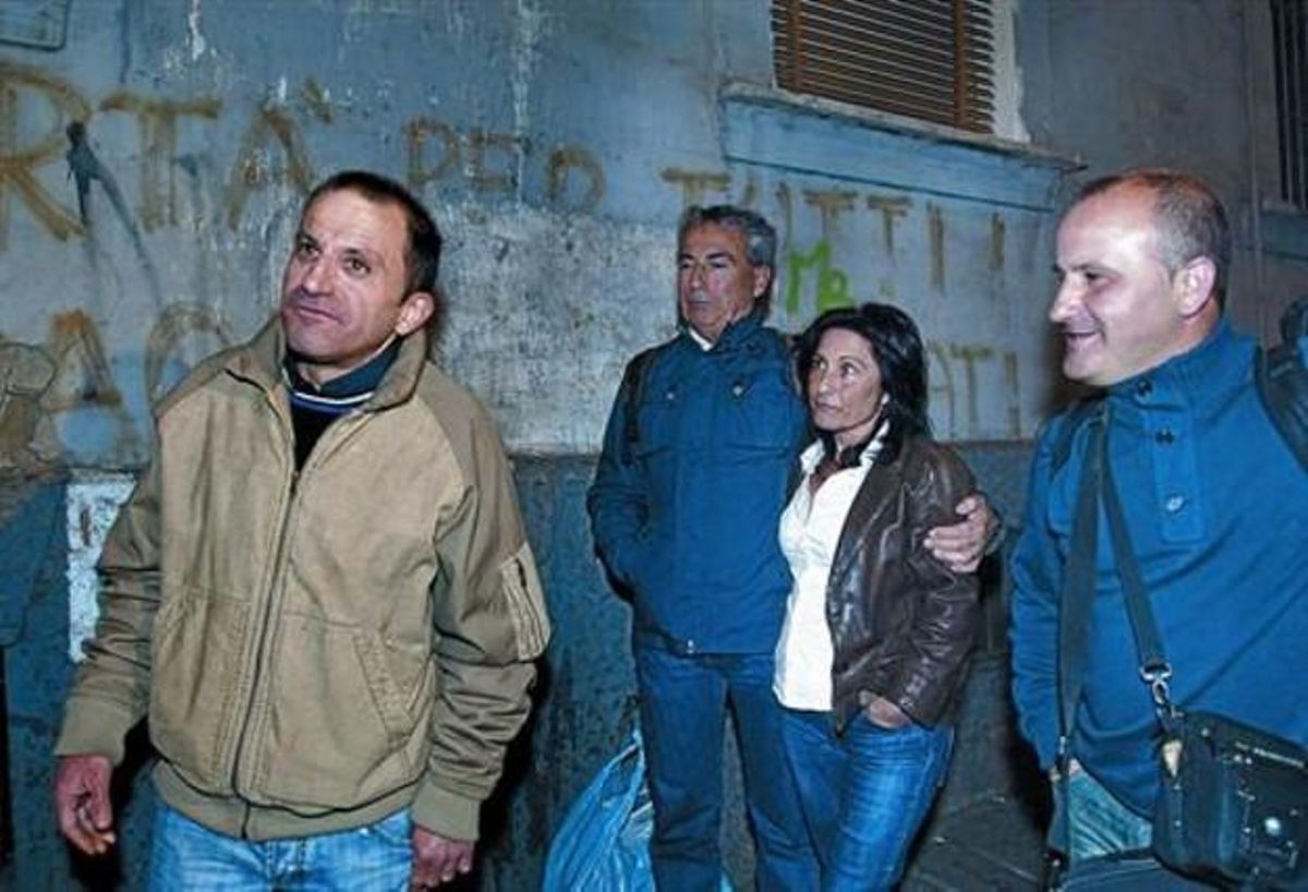 Felicidad 8 Sánchez, acompañado de amigos y familiares, justo después de quedar en libertad, el pasado miércoles en Nápoles. Felicidad 8 Sánchez, acompañado de amigos y familiares, justo después de quedar en libertad, el pasado miércoles en Nápoles.