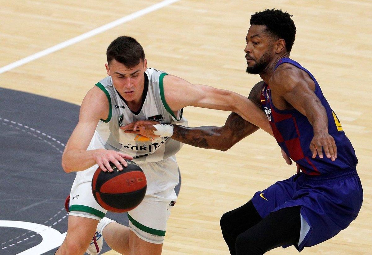 El base del Joventut Dimitrijevic intenta superar al barcelonista Higgins en la reanudación de la ACB. El base del Joventut Dimitrijevic intenta superar al barcelonista Higgins en la reanudación de la ACB.