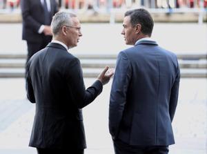 El secretario general de la OTAN, Jens Stoltenberg (i), y el presidente del Gobierno, Pedro Sánchez, a su llegada al Teatro Real de Madrid para participar en el acto conmemorativo del 40 aniversario del ingreso de España en la Alianza, este 30 de mayo de 2022.