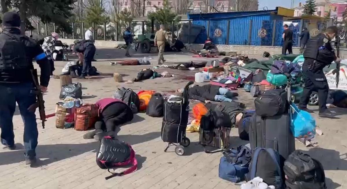 Víctimas tras el ataque a la estación de tren de Kramatorsk, en la región del Donbás, en Ucrania.