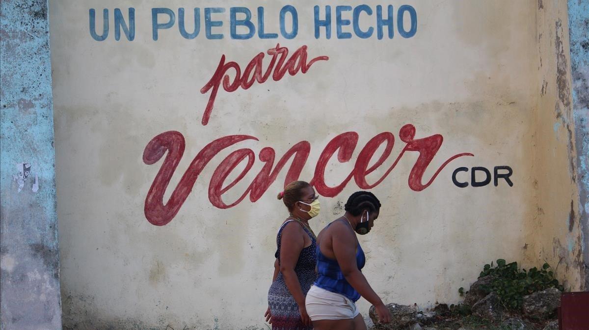 Cuba lucha contra el virus en plena caída libre de su economía