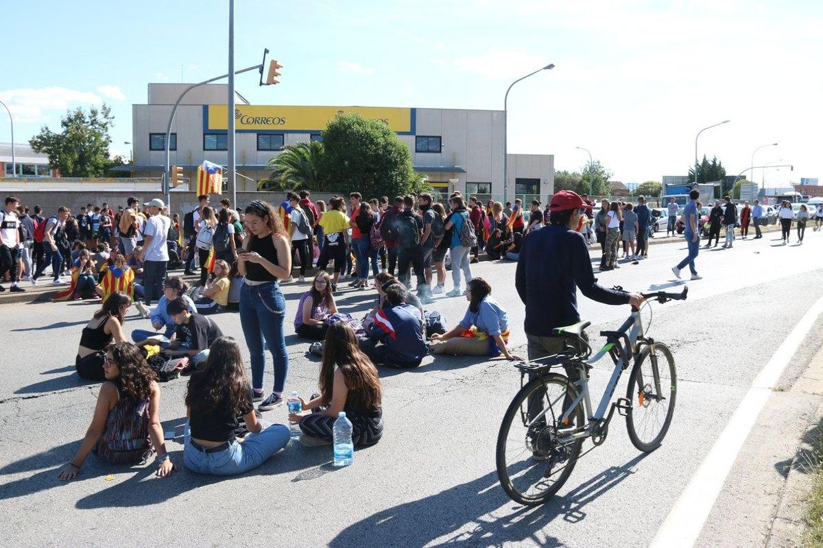 Protesta de estudiantes de Sabadell en la carretera C-58. Protesta de estudiantes de Sabadell en la carretera C-58.